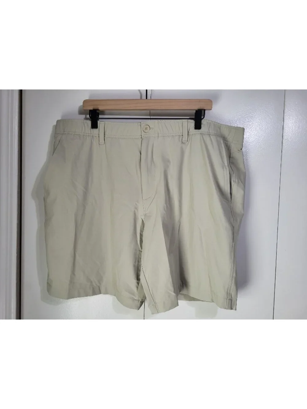 Under Armour UA Drive Mens SZ 44 Khaki Golf Shorts Flat Front Athleisure Stretch